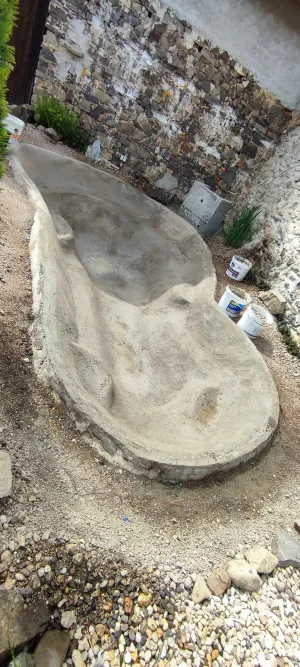 Vybetónováno a teď už jen geotextilie, folie kameny atd.. A bude ????☺️