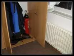 CO2 hasičák je hezky schovaný ve skříni