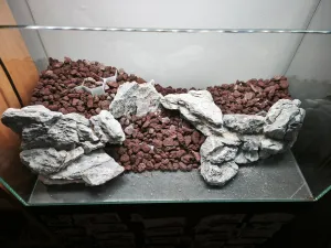 Celá kamenná bariéra už tvoří jeden celek. Vše spojeno vatou, vteřiňákem a pískem 