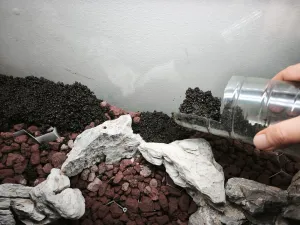 Šikovná pomůcka pro práci s mokrým substrátem 